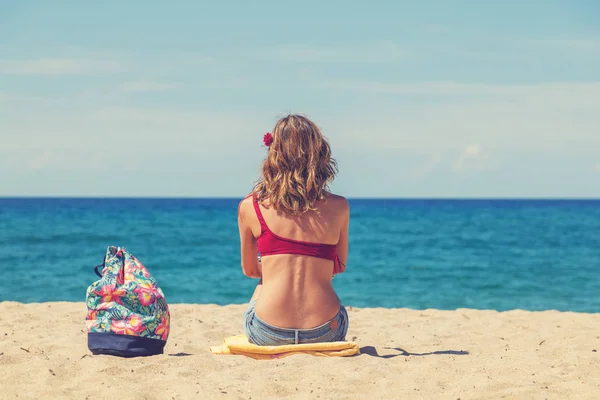 砂浜に座って 海の風景を見て女の子 — ストック写真