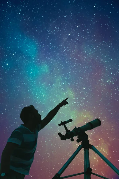 Joven Usando Telescopio Por Noche —  Fotos de Stock