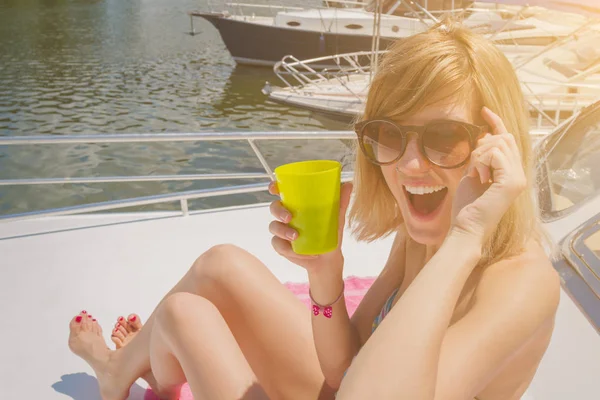 Attractive Woman Cocktail Hand Sitting Yacht Sunny Day — Stock Photo, Image