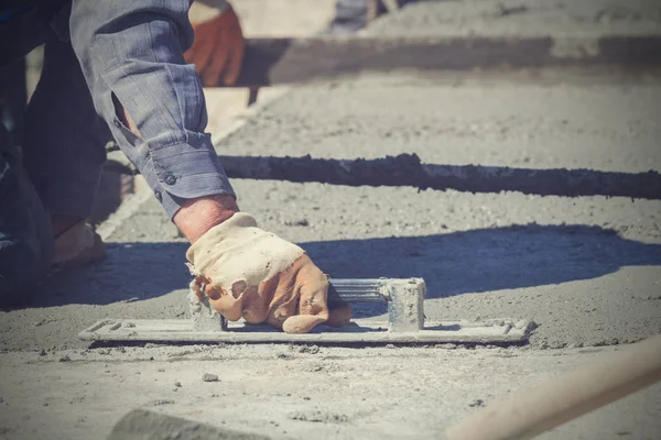 Trabajadores Construcción Nivelando Pavimento Hormigón Día Soleado — Foto de Stock