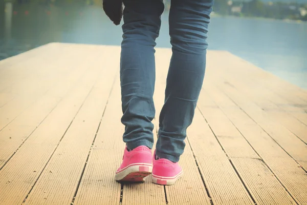 Pies Femeninos Zapatillas Rosadas Mientras Camina Vista Cerca — Foto de Stock