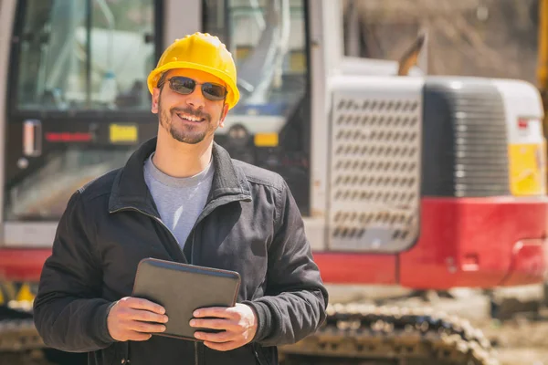 Foreman Ekskavatör Yakınındaki Inşaat Sahasında Tablet Dururken Tutan Güvenlik Kask — Stok fotoğraf