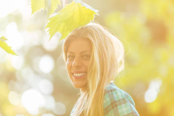 Young Beautiful Girl Posing Park — Stock Photo, Image