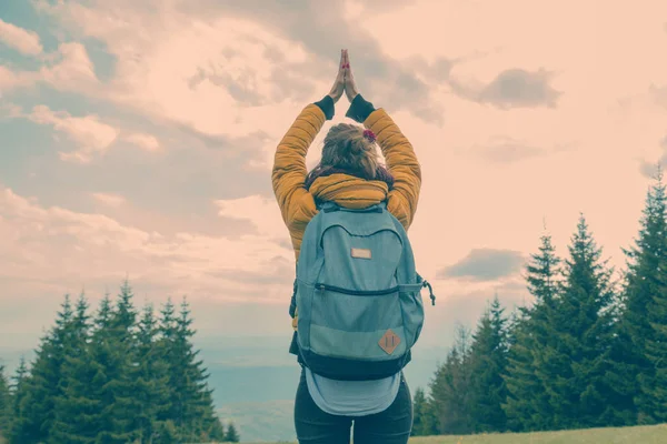Doğanın keyfini ve ücretsiz duygu genç kadın.
