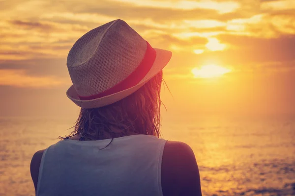Молода Жінка Насолоджується Заходом Сонця Пляжі — стокове фото