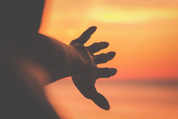 Junge Frau Genießt Schönen Sonnenuntergang Strand — Stockfoto