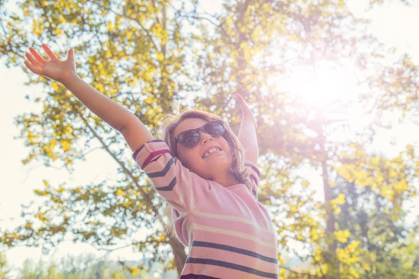 Kleines Mädchen Mit Erhobenen Händen Genießt Den Sonnigen Tag Wald — Stockfoto