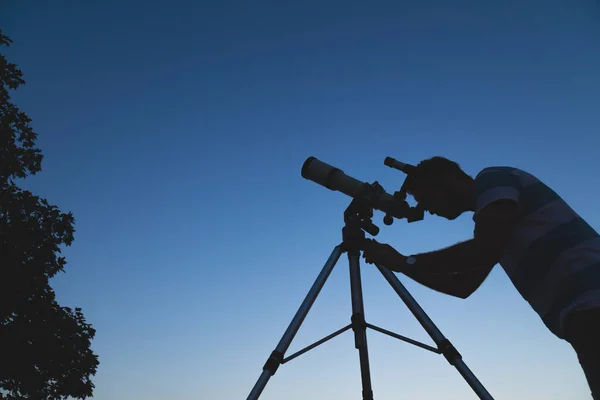 Genç Adam Geceleri Bir Teleskop Kullanma — Stok fotoğraf