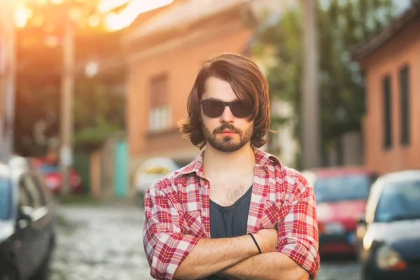 güneş gözlüğü Sokağı'nda poz çapraz kollu şık adam 
