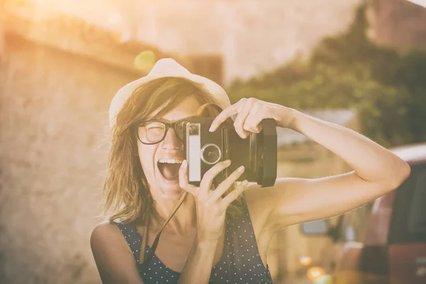 Carino Giovane Femmina Possesso Una Fotocamera Stile Retrò — Foto Stock