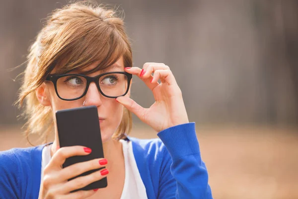 Mujer Pelirroja Gafas Con Teléfono Inteligente Mirando Lado Parque — Foto de Stock