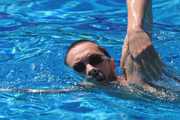 Atletische Jonge Mannelijke Triatleet Crawl Zwemmen Dragen Zwemmen Goggles Blauwe — Stockfoto