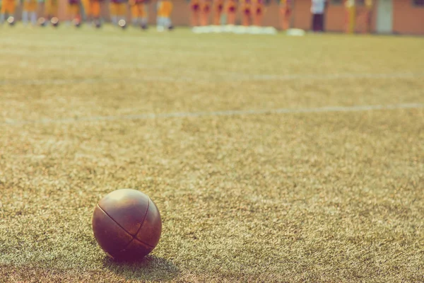 American Football Ball Auf Dem Spielfeld — Stockfoto