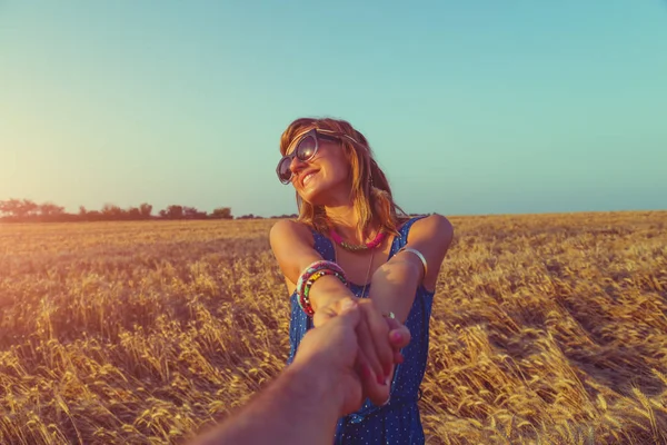 Mujer Sosteniendo Mano Masculina Mientras Disfruta Prado Atardecer —  Fotos de Stock