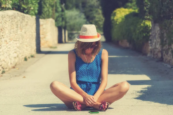 Mignonne Femme Sentant Heureuse Dans Rue Dans Une Chaude Journée — Photo