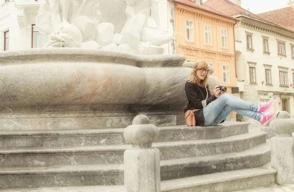 Sevimli genç kadın, fotoğraf makinesi açık havada