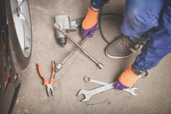 Araba tamircisi Servisi - dükkanı lastik değiştirme.