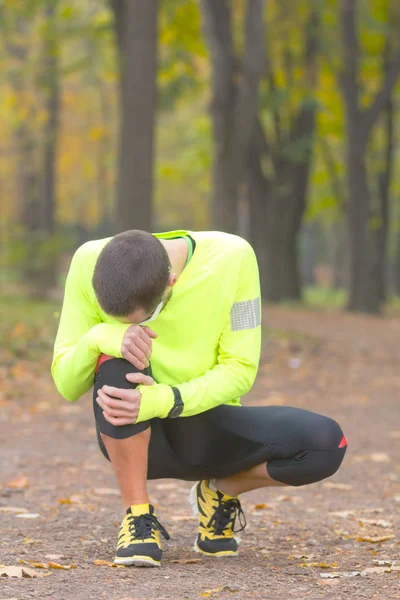 Genç adam koşu kadeh 