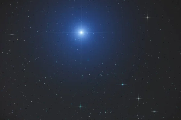 空間概念 夜空に輝く明るい星 — ストック写真