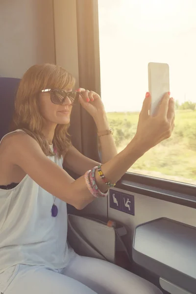 Γυναίκα Λήψη Selfie Smartphone Ενώ Κάθεται Στο Τρένο — Φωτογραφία Αρχείου