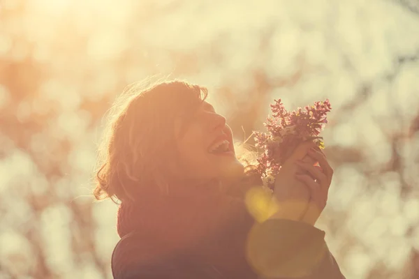 Feliz Mulher Sorridente Segurando Lindo Buquê Flores Fundo Floresta Turva — Fotografia de Stock