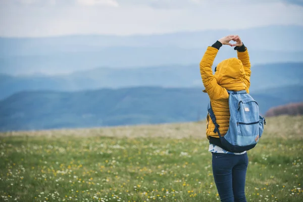 Chica Haciendo Corazón Con Sus Manos Las Montañas — Foto de Stock