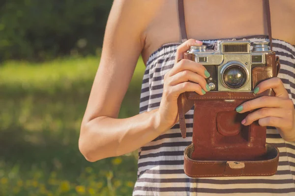 çayır, kamera ile fotoğraf çekimi kadın yakın çekim 