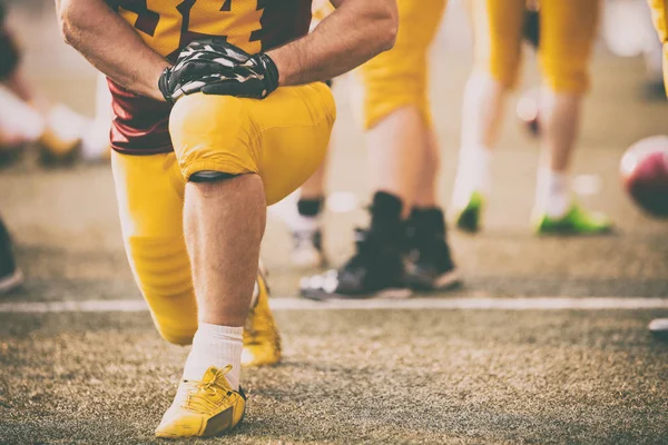 American Football Spieler Dehnt Sich Vor Dem Spiel — Stockfoto