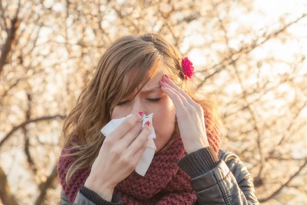 Mladá Žena Alergie Příznaky Kýchání Foukání Nosem Sezónní Alergie Zdravotní — Stock fotografie