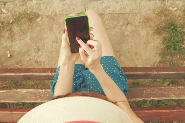 Mujer Con Ropa Verano Sentado Banco Uso Teléfono Inteligente Calle — Foto de Stock