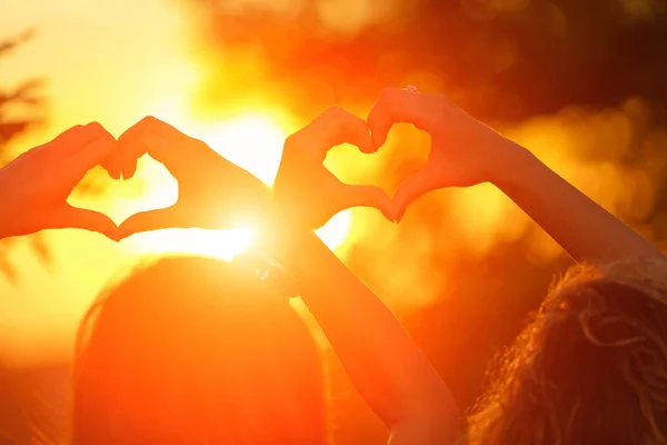 Amigas Fazendo Uma Forma Coração Para Pôr Sol — Fotografia de Stock
