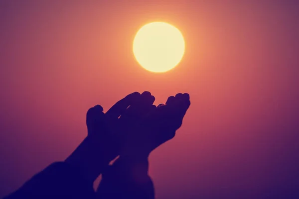 女性が空を背景に沈む夕日に手を上げた — ストック写真