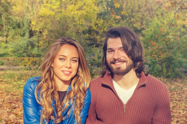 mutlu çift gülümseyen ve güneşli gün kamera sonbahar ormandaki bakarak aşık 