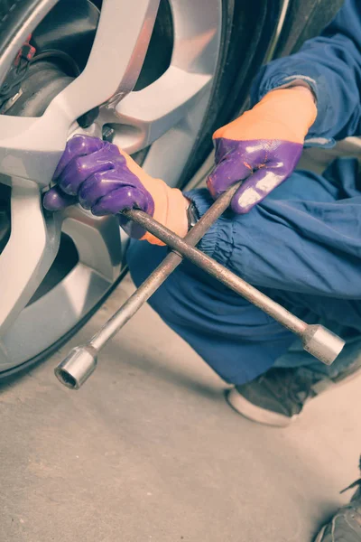 Araba tamircisi Servisi - dükkanı lastik değiştirme.