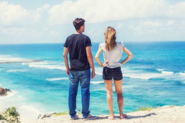 Tropikal bir plajda manzarayı çift.