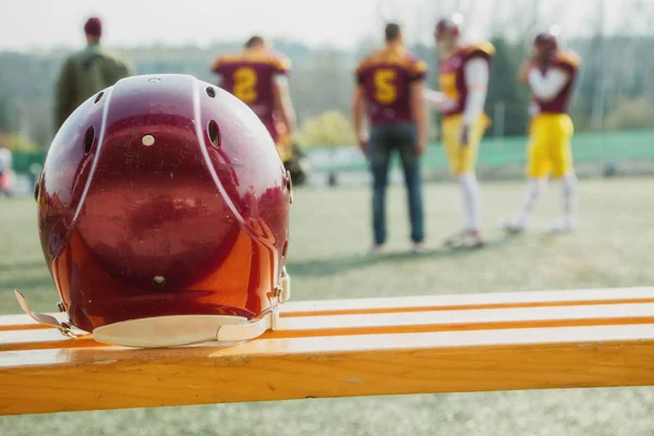 American Football Helm Auf Bank Und Spielfeld — Stockfoto