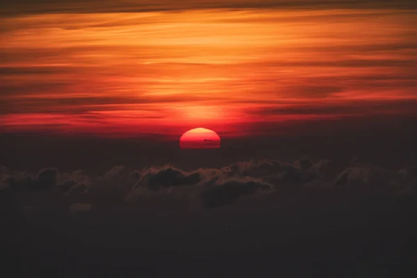 Großer Sonnenaufgang Sonnenuntergang Hinter Den Wolken Und Strahlender Himmel — Stockfoto