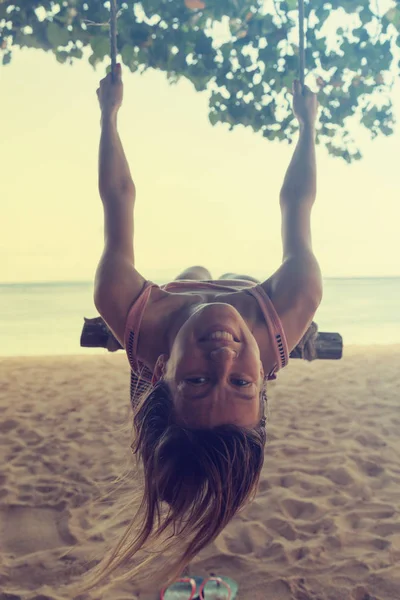 Chica Balanceándose Una Playa Arena Con Vista Mar Océano — Foto de Stock