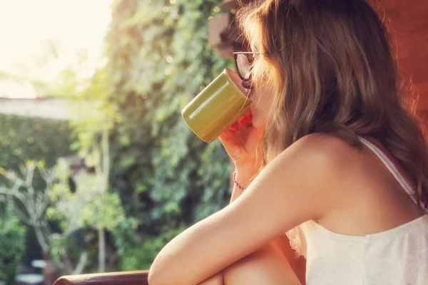 Tjej Dricka Kaffe Och Njuter Soluppgången Solnedgång Trädgården — Stockfoto