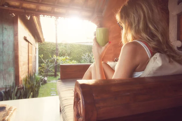 Meisje Drinken Koffie Thee Genieten Van Zonsopgang Zonsondergang Tuin — Stockfoto