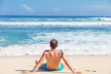 Adam boş tropikal egzotik plaj keyfi.