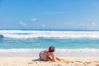 Adam boş tropikal egzotik plaj keyfi.