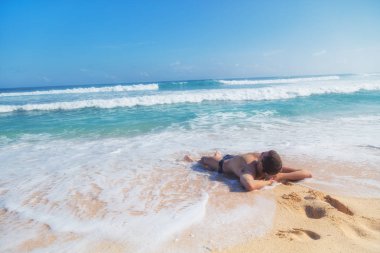 Adam boş tropikal egzotik plaj keyfi.
