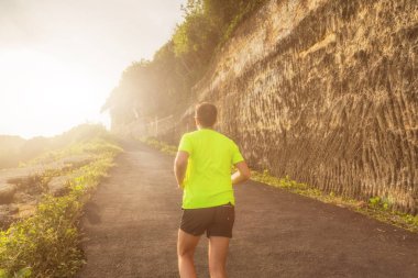 Gün batımında banliyösü yolda koşu / gündoğumu kez.