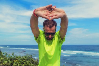 Koşu sonra germe / egzersiz üzerinde deniz / okyanus shore.