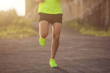 Koşu / spor ayakkabıları asfaltta açık havada çalışan. 