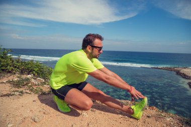Koşu sonra germe / egzersiz üzerinde deniz / okyanus shore.