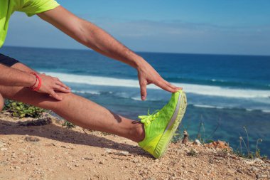 Koşu sonra germe / egzersiz üzerinde deniz / okyanus shore.