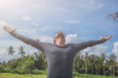 Adam silah doğada tadını açık ile.