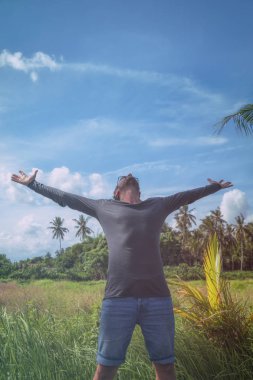 Adam silah doğada tadını açık ile.